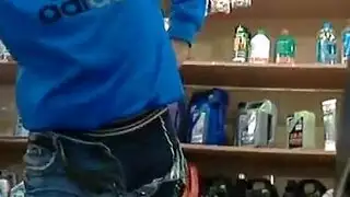 جنس في المخزن: شقراء ناضجة تبتلع قضيب البائع