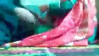 الابن الشهواني يأخذ عروس أبيه الشابة لجلسة خفية قاسية