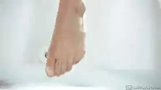 سحاق المقص صدر كبير