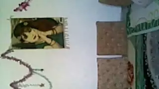 رجل عراقي ناضج يملأ فرج الأرملة على الأرض الصلبة