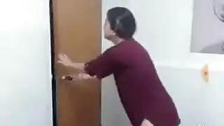 البنت وآخوها