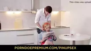 أخوات جامحات يتبادلن السائل المنوي على طاولة المطبخ