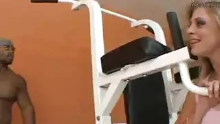 متحول جنسياً يمارس الجنس مع المخنث والديوث في قصص مصورة صريحة