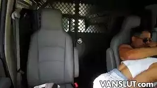 راقصة شرق أوسطية تقدم عرضًا صريحًا على العمود