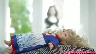 صفع فتاة صغيرة ثم ضخ مهبلها