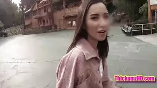 أريا لي هي جبهة مورو للتدخين ساخنة ، تحب ممارسة الجنس مع الرجال الأصغر سنا وتمتص ديوكهم