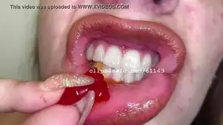 فتاة متعرجة تشاهد شريطها الإباحي الخاص