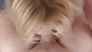 شقراء جديدة تحصل على قذف على وجهها من قضيبين قبل ثنائيها الأول