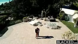 أنجيلا وايت ممتلئة الجسم تأخذ قضيب أسود ثخين بين أثدائها