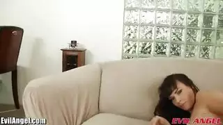 شقراء قاسية تأخذ قضيبين صلبين في جلسة نيك عنيفة