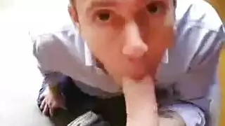 جلسة مص قضيب مثلية صريحة وبلع السائل المنوي