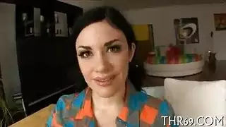 تمص زب ضخم و تحاول بلعه في فمها بصعوبة و هو منتصب