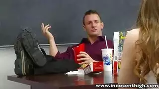 خيال إباحي: فتاة جامعية شقراء ومدرسها المخنث يمارسان الجنس