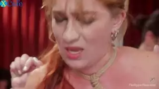 مشدودة الحمراء تحصل على إصبع في فرجها في بيت الدعارة