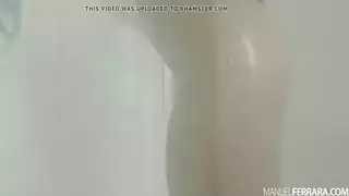 البنت تهرب من شدة الالم