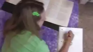 كبير بالسن يلعق كس فتاة
