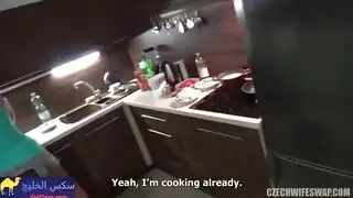 العاهرة الجائعة للقضيب تتوسل للسائل المنوي حركة تبادل ودياثة صريحة