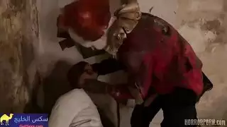 المهرج القاتل يمارس الجنس مع مراهقة مخطوفة في فيلم رعب إباحي