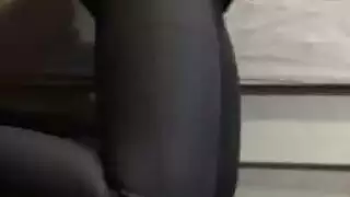 هؤلاء القريبات العاهرات لا يستطعن إبعاد أيديهن عن مهبلهن المثير