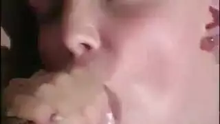 مثار وجامد: فمها يعمل بقضيبي المنتصب بشدة