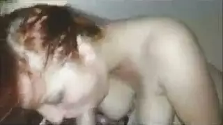 أثداء طبيعية ضخمة تمص القضيب للإشباع الكامل