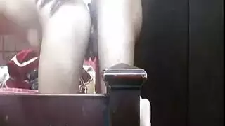 قضيب أسمر كبير بطرف أحمر يتم لعقه وفركه