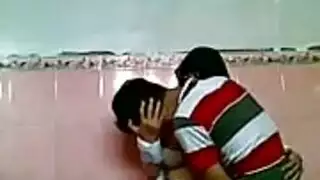 فتاة مراهقة فرنسية مشاغبة تخضع لتمدد شرجي مؤلم في فيلم إباحي متطرف