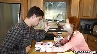 مؤخرة كيكي ميناج الضخمة تتدمّر في فيديو إباحي
