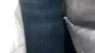 انتصاب في رحلة الحافلة: أمارس العادة السرية بينما تحدق في عضوي