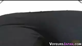 فاتنة آسيوية حمراء الشعر تُضرب في فرجها المبلل