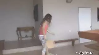 فتاة صغيرة تخلع ملابسها لجماع شرجي إباحي