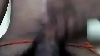 عاهرة هندية مراهقة تكشف فرجها المثير في مقطع إباحي خام