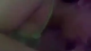 الحب مع اثنين بنات في اوضه النوم وهي لابسه قميص احمر