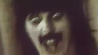 شقراء بنظارات كبيرة تدفعه إلى هزة جماع شديدة