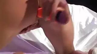 عاهرة سمراء تأخذ ضربة قوية وغبية بخنوع