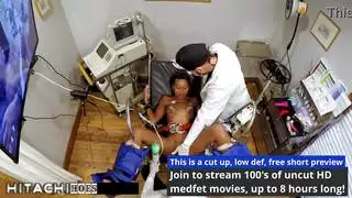 فيلم إباحي: المراهقة المضطربة تختبر هزات جماع مذهلة من عصا هزاز