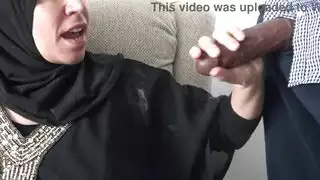 قواد لندن يرتب جماع جماعي لزوجة عربية تعاني من نقص المال