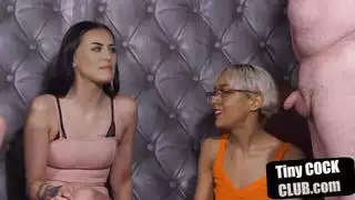 إباحية بي دي إس إم: سيدات قاسيات بالكعب العالي تمارس الجنس وتُخجل عبدًا ممتلئًا بقضيب صغير