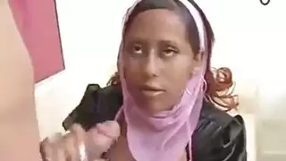 ثماني عاهرات محجبات تأخذ عدة أزبار