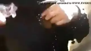 تصوير منقبة مصرية في الشارع في وضع مخل مع رجل