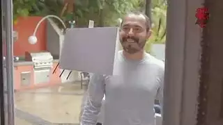 أخوها يدخل عليها الغرفه مترجمم