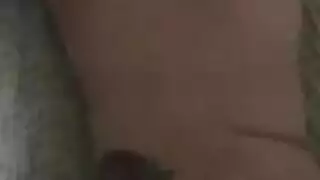 عاهرة آسيوية صغيرة تأخذ قضيباً ضخماً في كل الفتحات