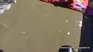 فتحة شرج الشابة الحمراء النارية تلتهمها لسان ثم تمطها قضيب