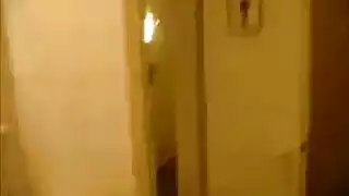 عربية ممتلئة تثقبها عضوان أسودان ضخمان في جنس عنيف