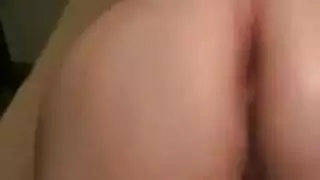 تمثيل دور الزوجة الناضجة: عروس شقية تلمس فرجها المبلل