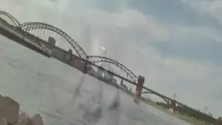 بحاجة ان تحمل منه