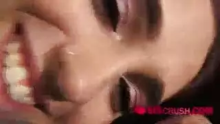 مراهقة خائنة تأخذ قضيب حبيبها السابق في الحمام