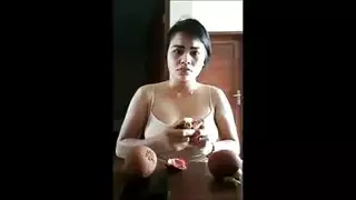 بوكر التعري للزوجة المثيرة: إغواء غريب مع كل يد خاسرة