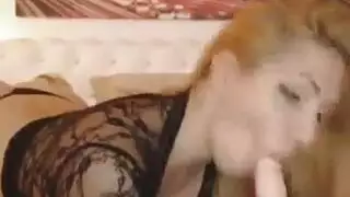 مص إباحي: شقراء تمتص قضيبًا أسودًا عملاقًا بشهوة