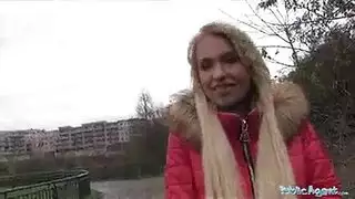 طفل جإفو ينم مع إومه